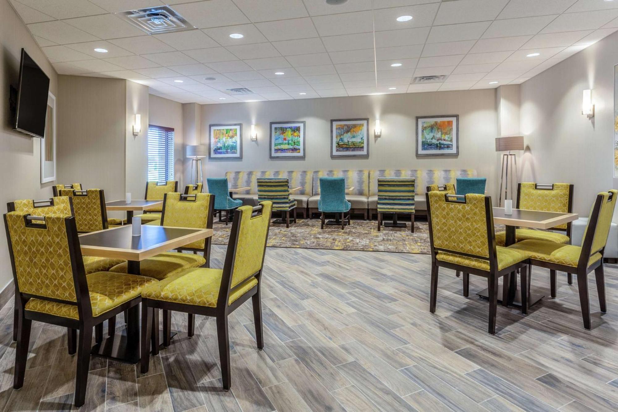 Hampton Inn & Suites Burlington Exterior photo