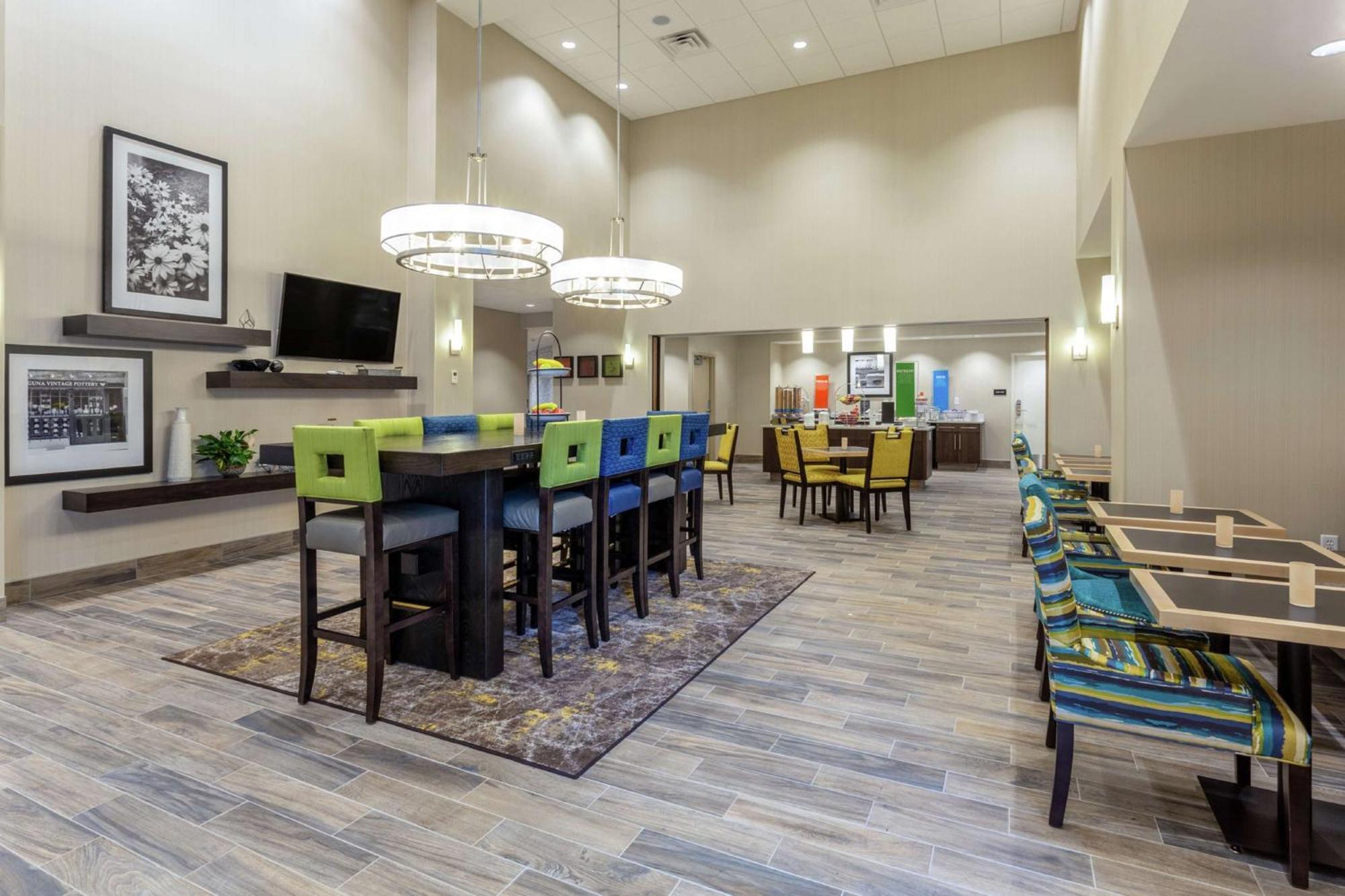 Hampton Inn & Suites Burlington Exterior photo